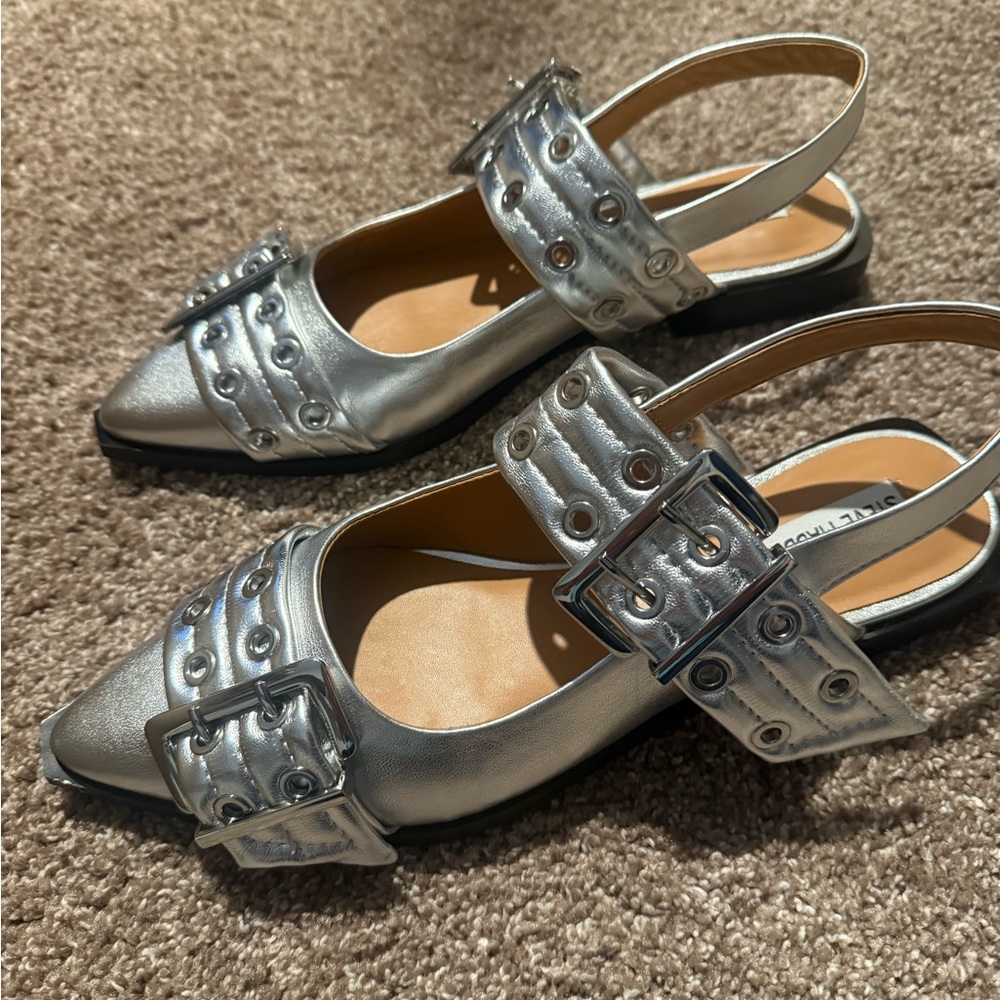 Steve Madden Silver Pointed-Toe Slingback Flats with Buckle Detail